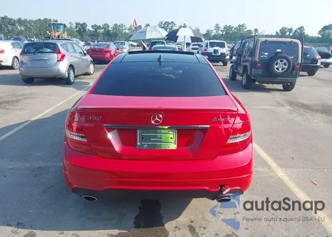 2015 Mercedes-Benz C 350 Sport 4Matic z USA, uszkodzony, nr VIN WDDGJ8JB1FG384094